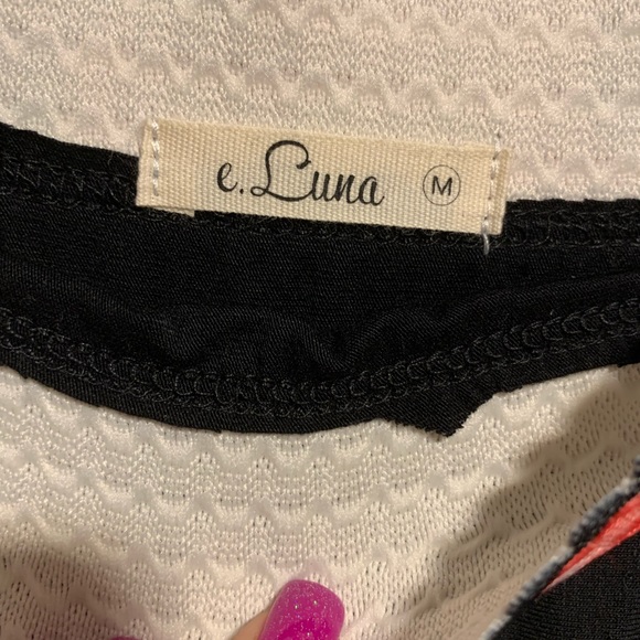 Adorable black Tunic with Flowered Collar - Picture 3 of 3